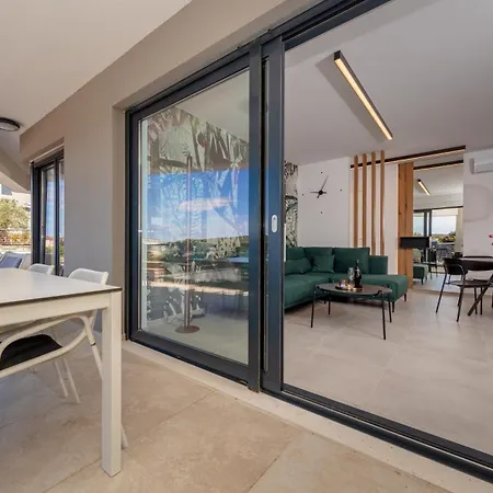 Gea S Bazenom Pet Friendly * Banjole